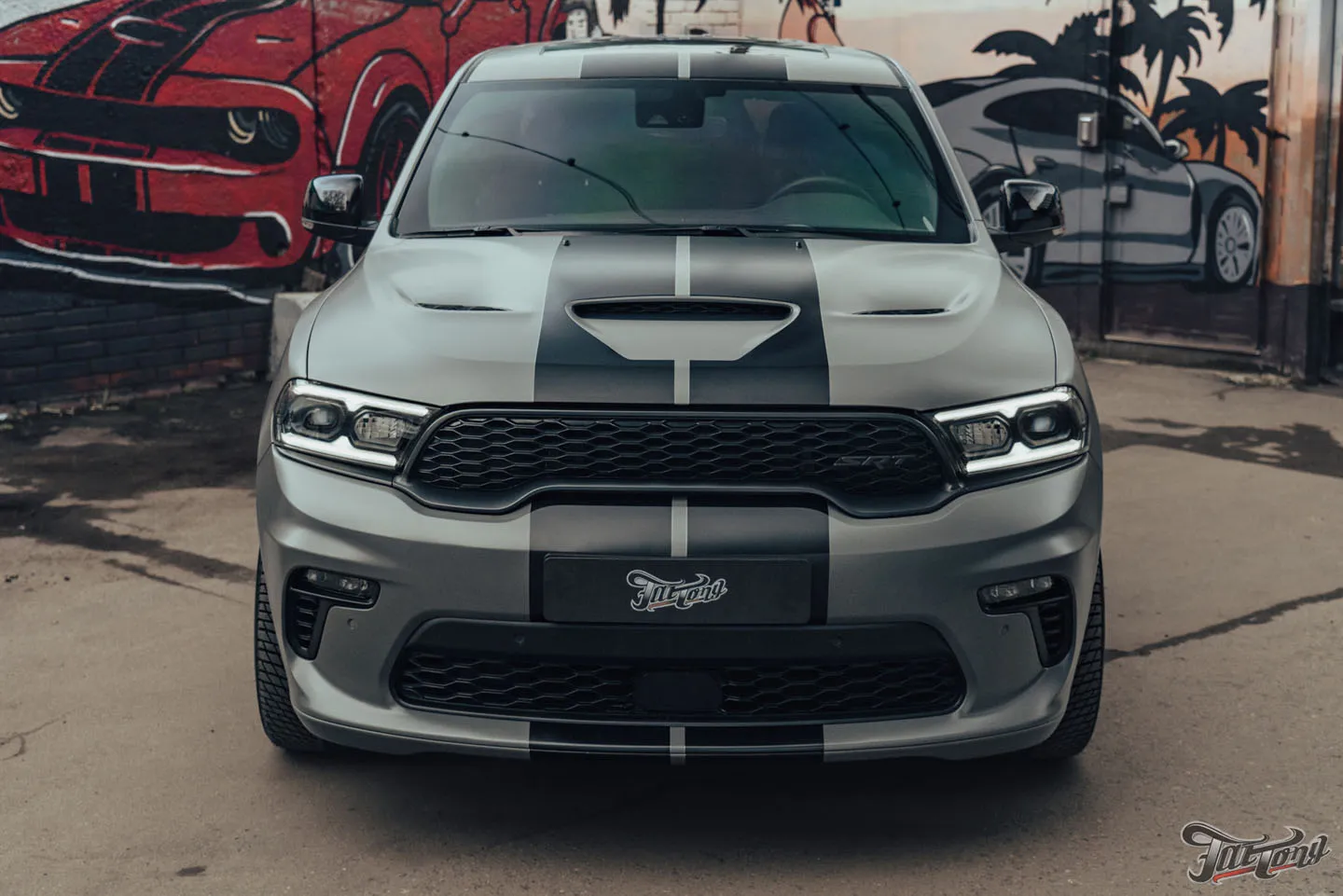 Оклейка Dodge Durango SRT матовым полиуретаном, обработка керамикой, фирменный шиномонтаж на стендах Hunter